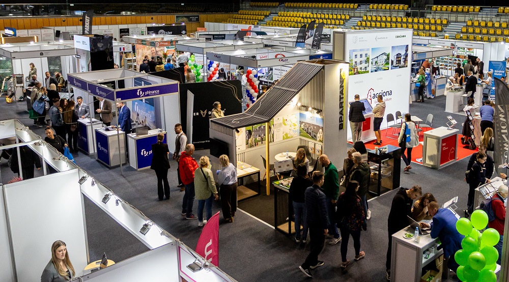 zdjęcia z targów mieszkaniowych: hala, stoiska, rozmowy