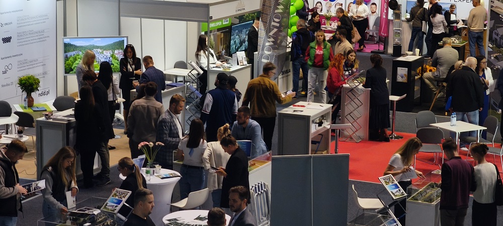 Tłum odwiedzających na hali targowej podczas Pomorskich Targów Mieszkaniowych