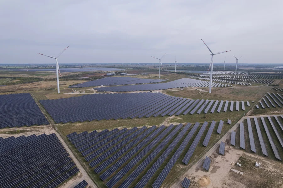 Farma fotowoltaiczna z turbinami wiatrowymi